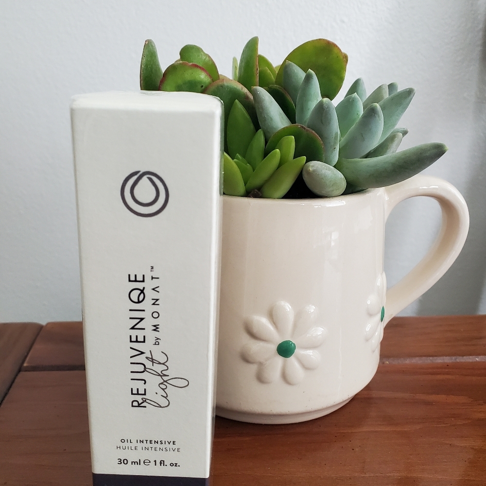 NIP!!! Rejuveniqe Light Oil Intensive